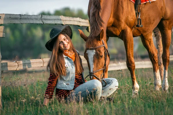 Cowgirl Kapelusz Stojący Pobliżu Konia Polu — Zdjęcie stockowe