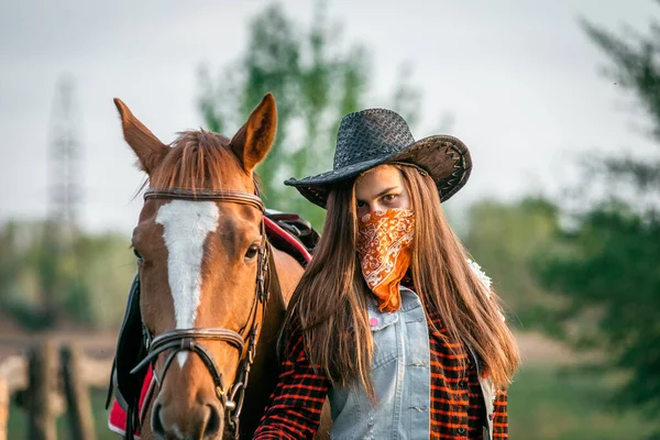 Cowgirl Een Hoed Staande Buurt Van Een Paard Een Veld — Stockfoto