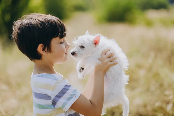 Дружба Дитини Собакою Щасливий Хлопець Який Тримає Цуценя Білого Тер — стокове фото