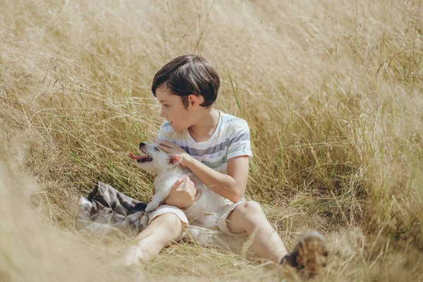 Παιδί Διασκεδάζει Αγαπημένο Του Κουτάβι Στο Πάρκο Καλοκαίρι Ευτυχισμένη Παιδική — Φωτογραφία Αρχείου