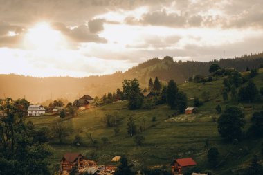 Gün batımında dağ manzarası. Güzel dağ manzarası. Yazın dağlara seyahat et..