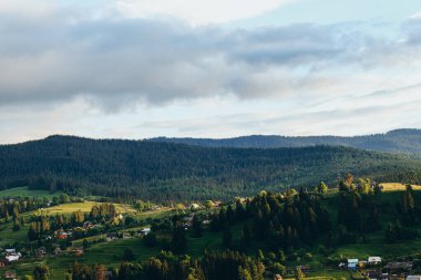 Gün batımında dağ manzarası. Güzel dağ manzarası. Yazın dağlara seyahat et..
