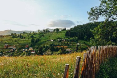 Gün batımında dağ manzarası. Güzel dağ manzarası. Yazın dağlara seyahat et..