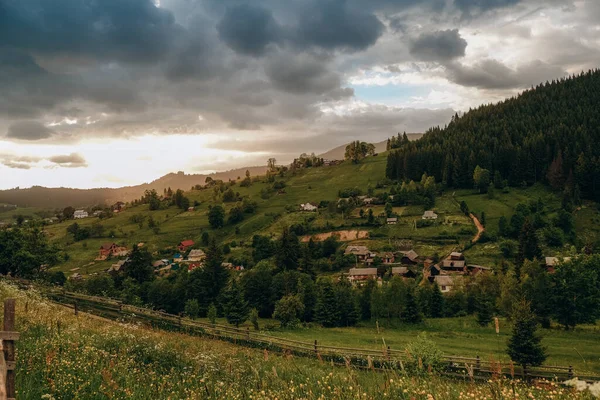 Gün batımında dağ manzarası. Güzel dağ manzarası. Yazın dağlara seyahat et..