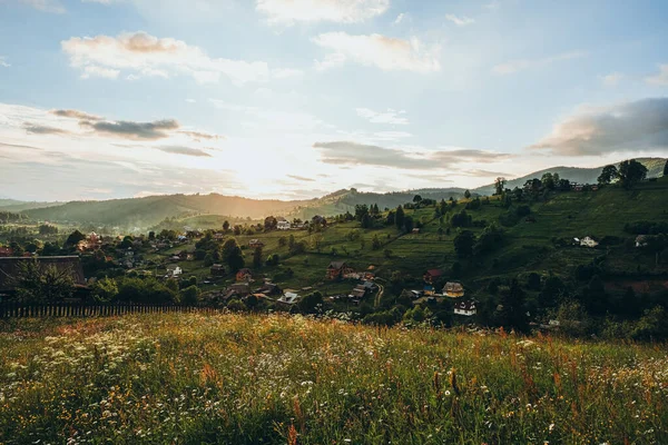 Gün batımında dağ manzarası. Güzel dağ manzarası. Yazın dağlara seyahat et..