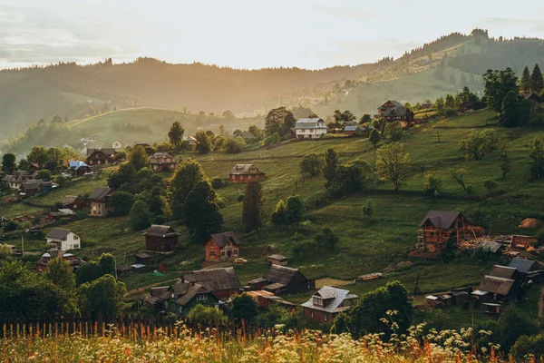 Gün batımında dağ manzarası. Güzel dağ manzarası. Yazın dağlara seyahat et..