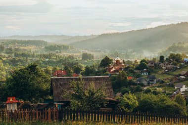 Gün batımında dağ manzarası. Güzel dağ manzarası. Yazın dağlara seyahat et..