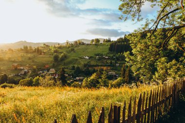 Gün batımında dağ manzarası. Güzel dağ manzarası.