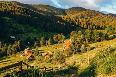 Gün batımında dağ manzarası. Güzel dağ manzarası.