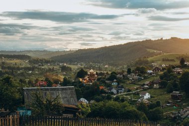 Gün batımında dağ manzarası. Güzel dağ manzarası.