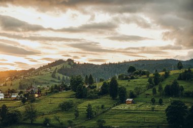 Gün batımında dağ manzarası. Güzel dağ manzarası.