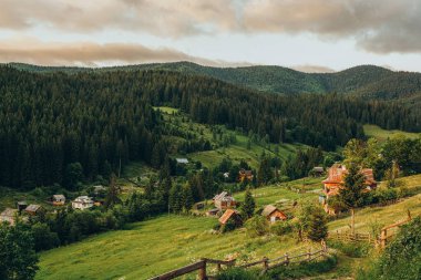 Gün batımında dağ manzarası. Güzel dağ manzarası.