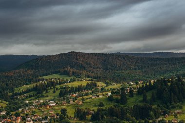 Gün batımında dağ manzarası. Güzel dağ manzarası.