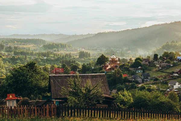 Gün batımında dağ manzarası. Güzel dağ manzarası. Yazın dağlara seyahat et..