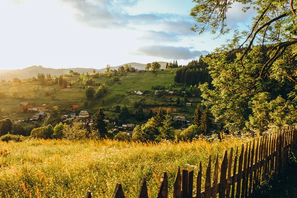 Gün batımında dağ manzarası. Güzel dağ manzarası.