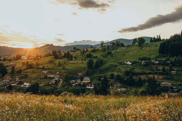 Gün batımında dağ manzarası. Güzel dağ manzarası.