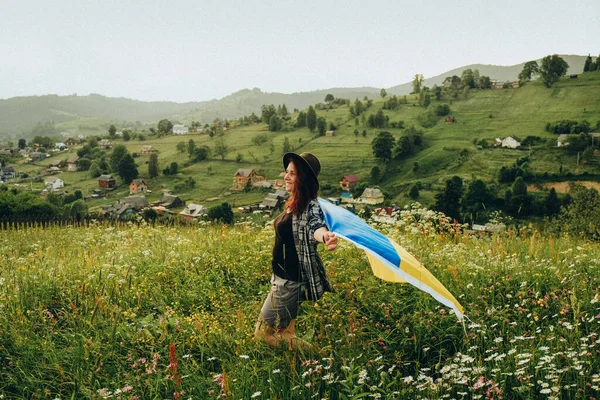 ロシアに対するウクライナの勝利 若い愛国者の女性がウクライナの国旗を掲げた ロシアに対するウクライナ軍の勝利 ウクライナの休日独立記念日 — ストック写真