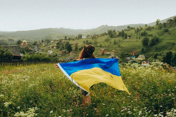 Victoria Ucrania Sobre Rusia Una Joven Patriota Izó Bandera Ucrania —  Fotos de Stock