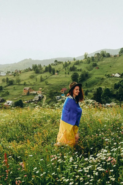 Νίκη Της Ουκρανίας Επί Της Ρωσίας Μια Νεαρή Πατριώτισσα Σήκωσε — Φωτογραφία Αρχείου