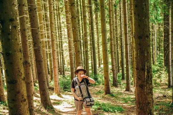 山への夏の旅。夏は森の中を歩く女. — ストック写真