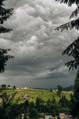 Yağmur dağlarda başlar. Yazın Goah 'ta gökyüzünü kaplayan kara yağmur bulutları..