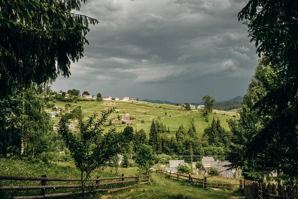 Déšť začíná v horách. Oblohu v létě zakryly tmavé dešťové mraky v Goahu. — Stock fotografie