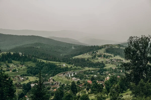 De regen begint in de bergen. Donkere regenwolken bedekten de hemel in Goah in de zomer. — Stockfoto