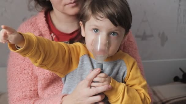 Leczenie Płuc Dróg Oddechowych Dzieci Dziecko Jest Leczone Inhalatorem Matka — Wideo stockowe