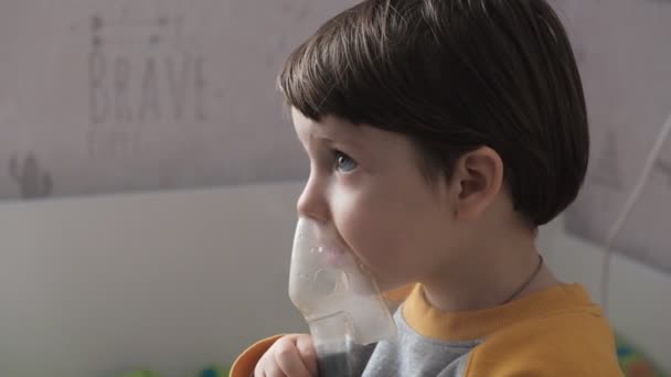 儿童肺和呼吸道的治疗 婴儿正在用吸入器治疗 用吸入器治疗家中儿童 — 图库视频影像