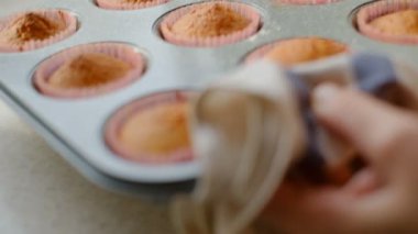 Bir kadın fırından sıcak, kokulu kekleri çıkarır. Ev yapımı pişirme. Evde tatlı yapmak..