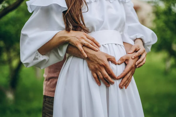 Yetişkinlikte Mutlu Hamilelikler Bir Erkek Hamile Karısının Karnına Nazikçe Sarılır — Stok fotoğraf