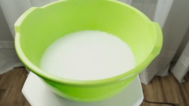 Sıcak suyla yıkama tozu etkileşiminden köpüğün aktif görünümü.