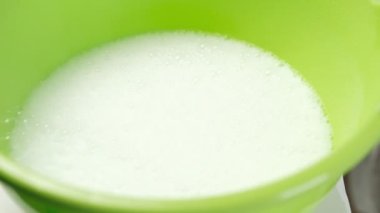 Sıcak suyla yıkama tozu etkileşiminden köpüğün aktif görünümü.