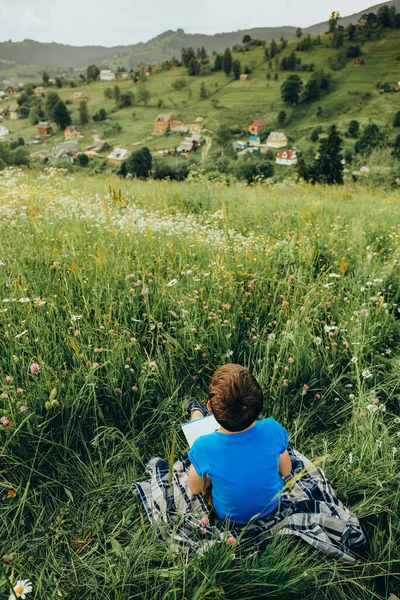 Αγόρι Κάθεται Στο Γρασίδι Στο Βουνό Και Ζωγραφίζει Μια Εικόνα — Φωτογραφία Αρχείου