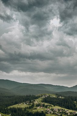 Yağmur dağlarda başlar. Yazın Goah 'ta kara yağmur bulutları gökyüzünü kapladı. Yazın yağmur yağarken dağ manzarası.