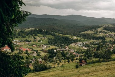 Yağmur dağlarda başlar. Yazın Goah 'ta kara yağmur bulutları gökyüzünü kapladı. Yazın yağmur yağarken dağ manzarası.