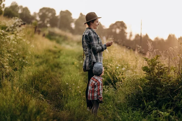 Aktivní Životní Styl Matky Dítětem Procházka Létě Venku Letní Výlet — Stock fotografie