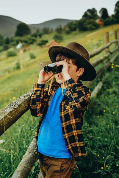 Chlapec Dívá Dalekohledem Zatímco Létě Stojí Vrcholku Kopce Rodinný Výlet — Stock fotografie