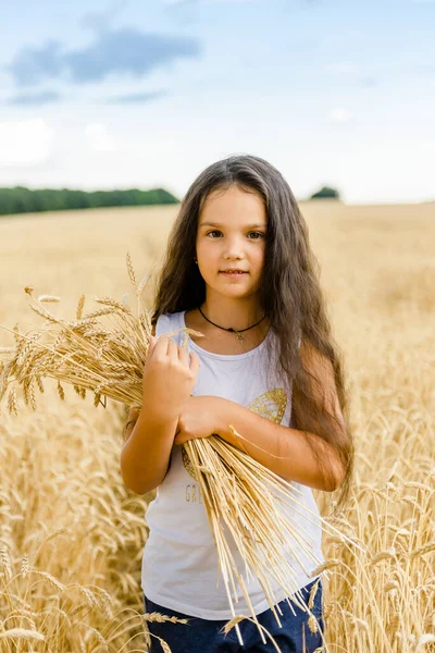 Мировой Продовольственный Кризис Дефицит Зерна Мировых Рынках Девушка Стоит Пшеничном — стоковое фото