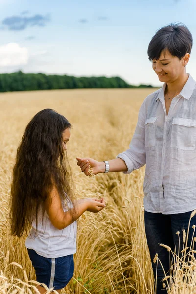 Wereldvoedselcrisis Tekort Aan Graan Wereldmarkten Een Meisje Met Haar Moeder — Stockfoto