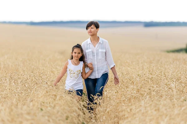 世界粮食危机 粮食在世界市场上的赤字 妈妈和女儿在麦田里散步 夏天走在麦田里 — 图库照片