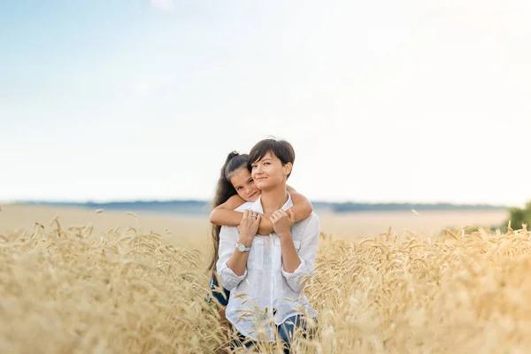 Welternährungskrise Getreidemangel Auf Den Weltmärkten Mutter Und Tochter Gehen Einem — Stockfoto