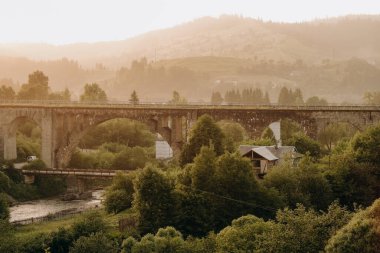 Yazın gün batımında kırsal alan. Yazın dağlara seyahat et. Yaz tatili.