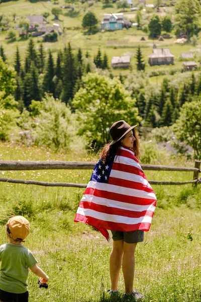 Mladá Žena Stojí Hoře Drží Rukou Americkou Vlajku Americká Oslava — Stock fotografie