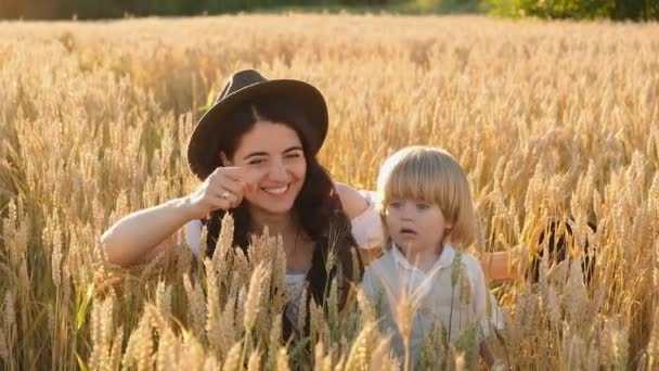 Mother Baby Walks Wheat Field Summer Sunset New Grain Crop — Vídeo de Stock