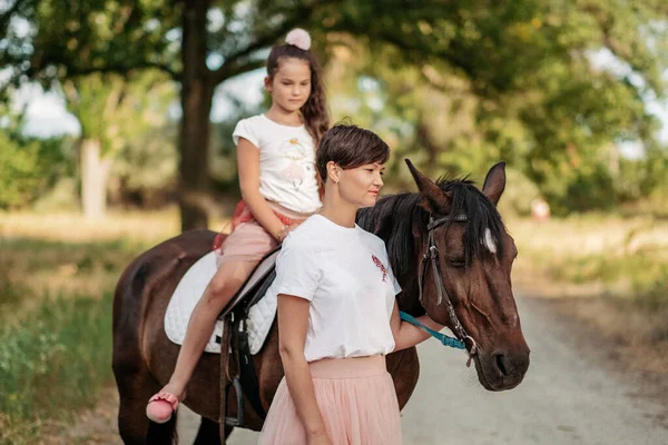 Infância Feliz Uma Criança Comunicação Mãe Filha Com Cavalo Caminhe — Fotografia de Stock