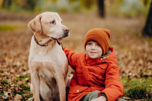 Przyjaźń Dziecka Psem Wychowywanie Dzieci Miłością Zwierząt Humanizmu Chłopiec Przytula — Zdjęcie stockowe