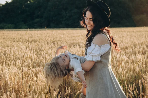Young Beautiful Brunette Plays Her Little Child Walk Field Sunflowers — Stock fotografie