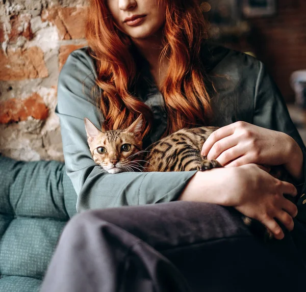 Ung Rödhårig Flicka Sitter Fönstret Och Håller Bengalisk Katt Mysig — Stockfoto