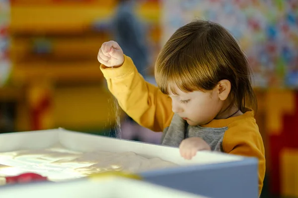 Desarrollo Creativo Del Niño Bebé Dibuja Arena Sobre Vidrio Desarrollo — Foto de Stock